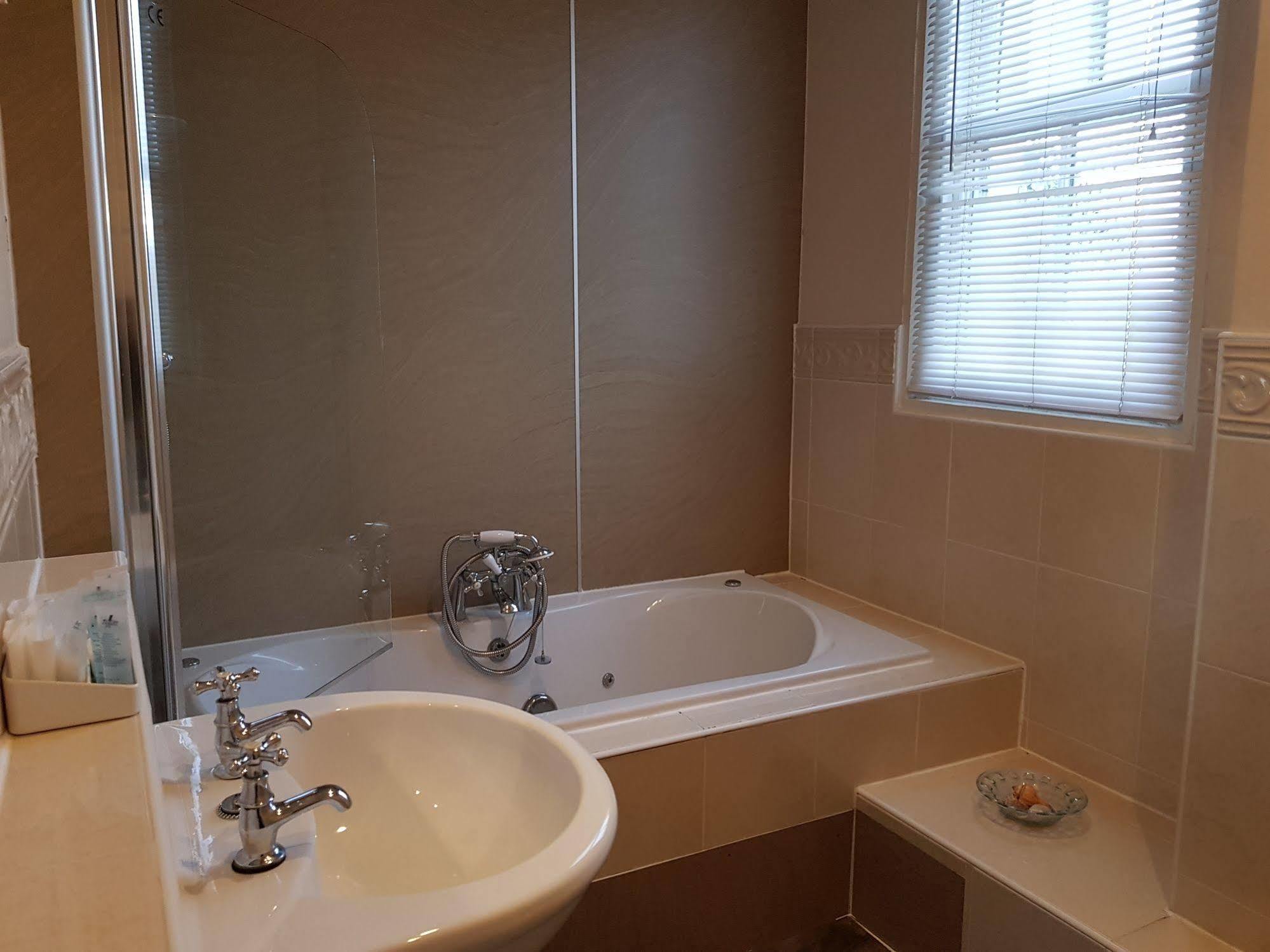 Cedar Inn Edinburgh Ngoại thất bức ảnh