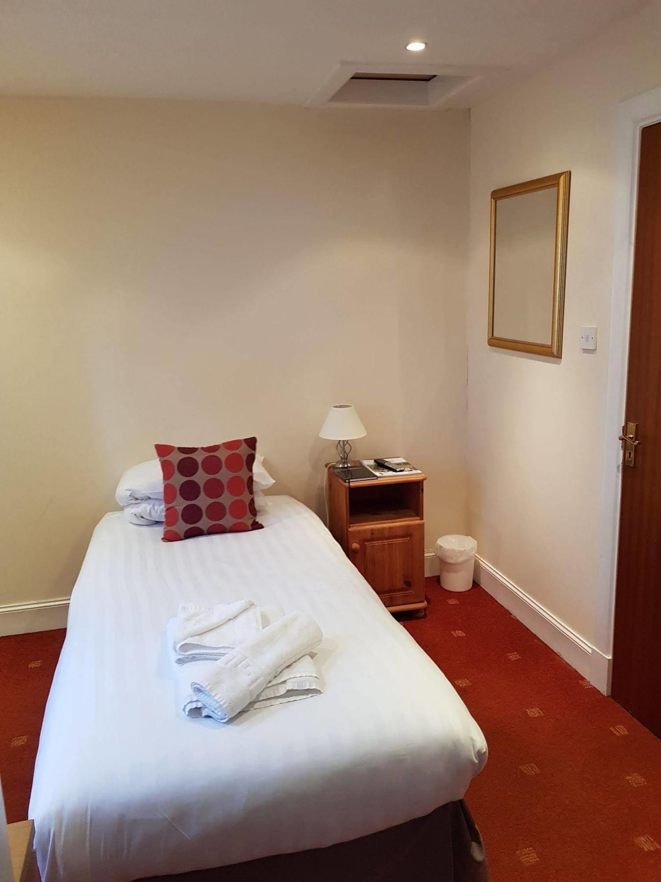 Cedar Inn Edinburgh Ngoại thất bức ảnh
