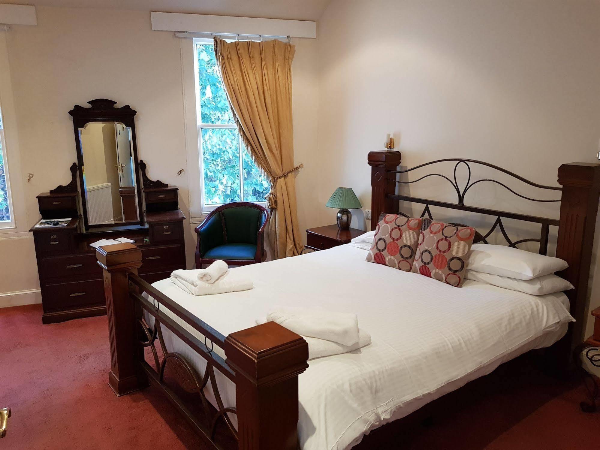 Cedar Inn Edinburgh Ngoại thất bức ảnh